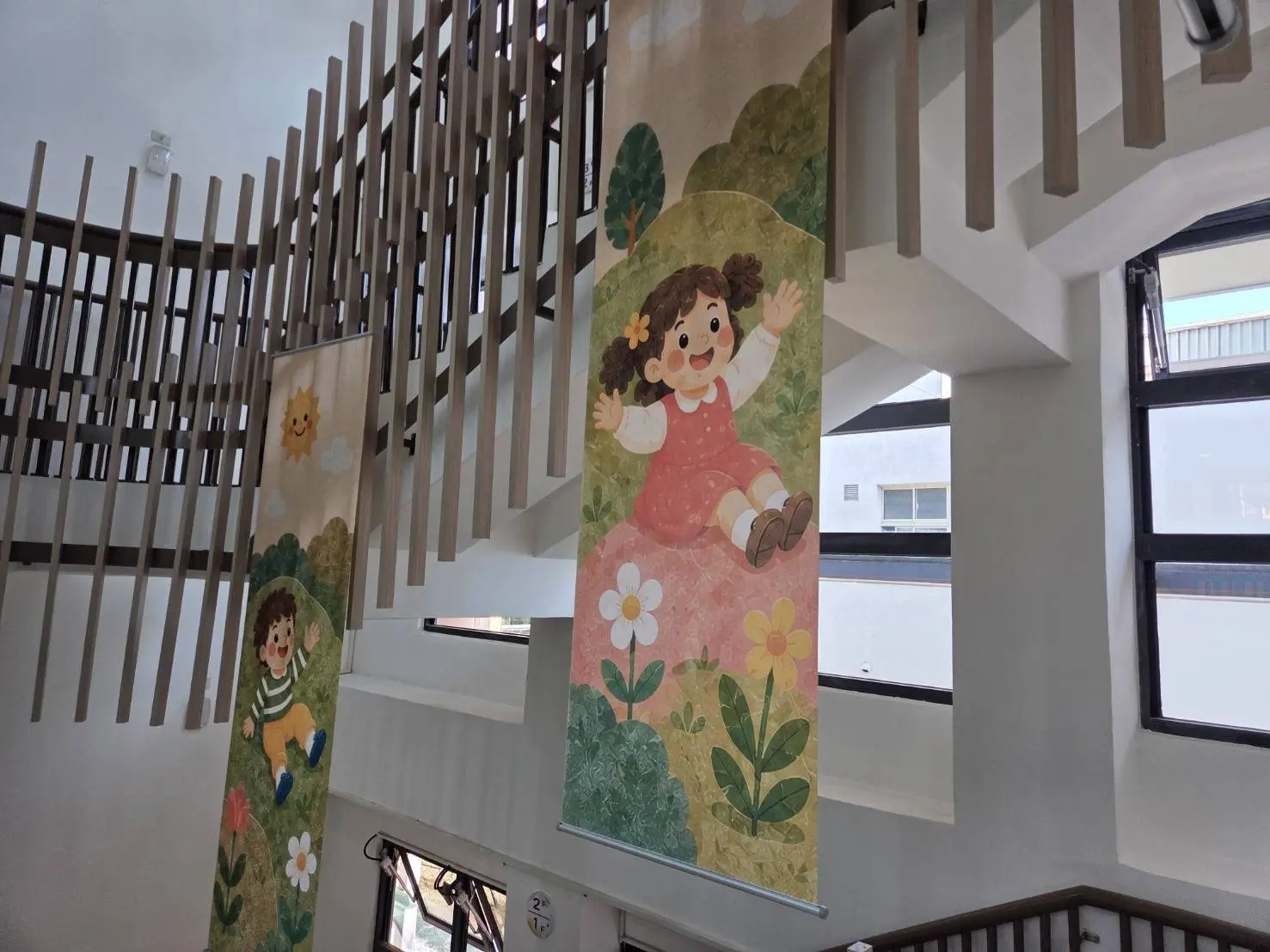 天井旗幟近景，插畫女孩角色細節