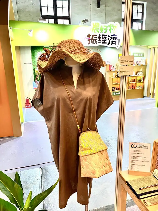 月桃編みの帽子とバッグのスタイリング展示