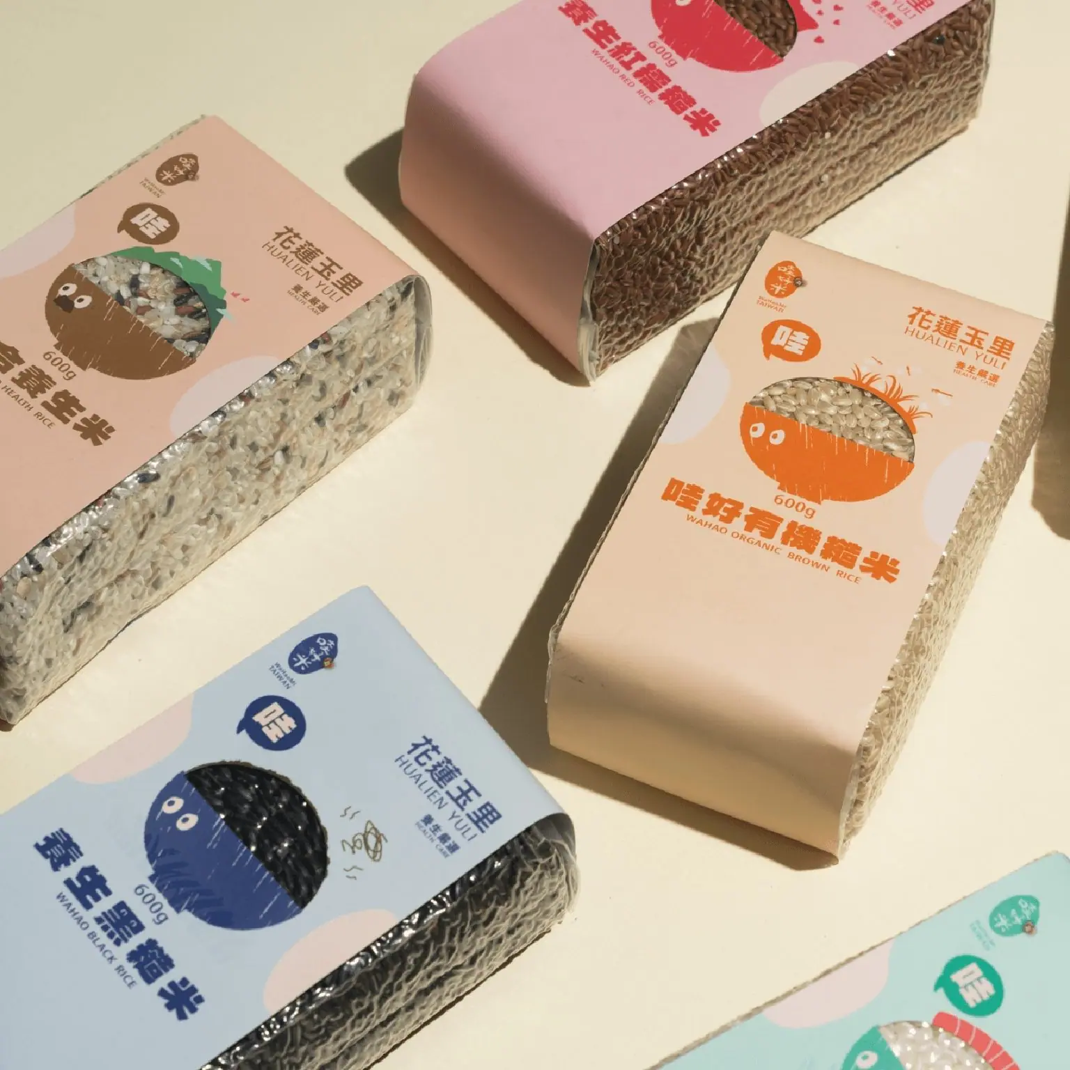 花蓮哇好米包裝設計細節特寫,真空包裝與插畫標籤|好心地文創